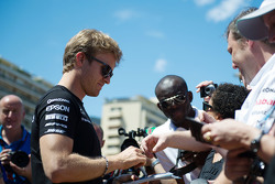 Nico Rosberg, Mercedes AMG F1 firma autógrafos para los aficionados