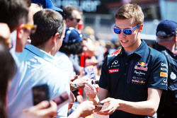 Даниил Квят, Red Bull Racing раздает автографы