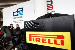 Martin Brundle moule son baquet pour sa démonstration des pneus Pirelli de 18