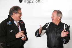 Martin Brundle bei der Sitzanpassung für eine Demonstrationsfahrt in einem GP2-Auto mit 18-Zoll-Reif