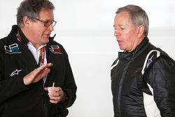 Martin Brundle moule son baquet pour sa démonstration des pneus Pirelli de 18