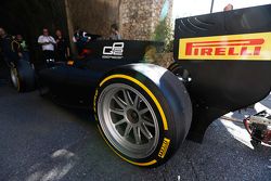 Une voiture de GP2 avec des pneus Pirelli de 18