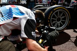 Комментатор Sky Sports Мартин Брандл в ходе демонстрационных заездов автомобиля GP2 с 18-дюймовыми к