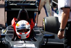 Martin Brundle completa il giro di dimostrazione con l'auto GP2 con pneumatici Pirelli da 18 pollici