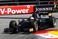 Martin Brundle completeert demonstratierun met GP2-auto met 18 inch Pirellibanden