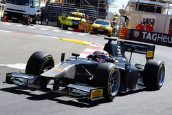 Martin Brundle, Sky Sports Comentarista demuestra el neumático Pirelli de 18 con un auto de GP2