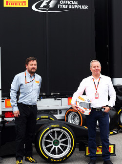 Пол Хэмбри, Pirelli Motorsport и Мартин Брандл, коментатор Sky с 18 дюймовыми шинами Pirelli
