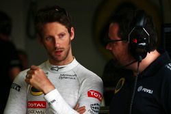 Romain Grosjean, Lotus F1 Team with Julien Simon-Chautemps, Lotus F1 Team Race Engineer