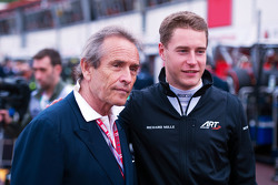 (L naar R): Jacky Ickx, met Stoffel Vandoorne, McLaren test- en reservecoureur / ART GP2-coureur
