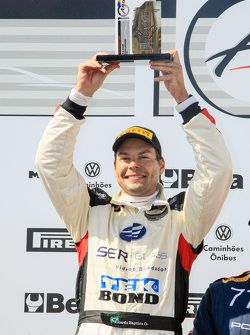 Ricardo Baptista levanta o troféu da corrida 1 em cascavel