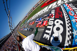 Largada: Austin Dillon, Richard Childress Racing Chevrolet leads