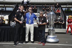 Раян Хантер-Рей, Andretti Autosport Honda та Маріо Андретті receive their Baby Borg trophy