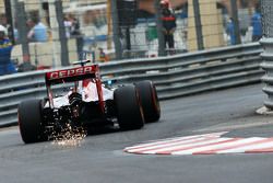 Carlos Sainz Jr., Scuderia Toro Rosso STR10 saca chispas de su auto