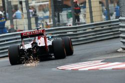 Carlos Sainz Jr., Scuderia Toro Rosso STR10 envoie des étincelles