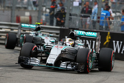 Lewis Hamilton, Mercedes AMG F1 W06 lidera a su compañero Nico Rosberg, Mercedes AMG F1 W06