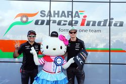 Sergio Perez, Sahara Force India F1, und Teamkollege Nico Hülkenberg, Sahara Force India F1, mit Hel