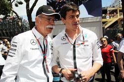 Dr. Dieter Zetsche, CEO de Daimler AG avec Toto Wolff, Mercedes AMG F1 sur la grille