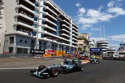 Льюис Хэмилтон, Mercedes AMG F1 лидирует на старте гонки
