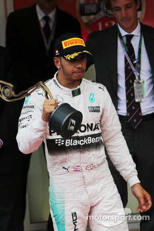 Lewis Hamilton, de Mercedes AMG F1 celebra su tercera posición en el podio