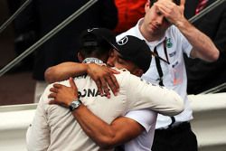 Derde plaats Lewis Hamilton, Mercedes AMG F1, met zijn broer Nicolas