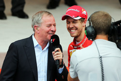 Martin Brundle, commentateur Sky Sports avec Sebastian Vettel, Ferrari sur le podium