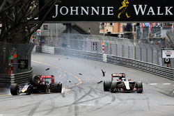 Max Verstappen, Scuderia Toro Rosso, crasht met Romain Grosjean, Lotus F1 Team