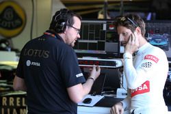 Жюльен Симон-Шотемп, гоночный инженер Ромена Грожана, Lotus F1 Team и Ромен Грожан, Lotus F1 Team