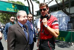 Graeme Lowdon, Amministratore Delegato Manor F1 Team con Jean Todt, Presidente FIA sulla griglia di 