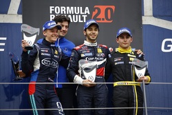 Подиум: Василий Романов, Cram Motorsport, второй, Матевос Исаакян, JD Motorsport, победитель, и Амор
