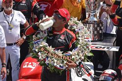 Vencedor Juan Pablo Montoya, Team Penske Chevrolet bebe o leite da vitória da Indy 500