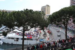 Себастьян Феттель, Ferrari SF15-T едет впереди Льюиса Хэмилтона, Mercedes AMG F1 W06