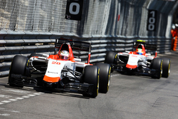 Will Stevens, Manor F1 Team na frente do companheiro de equipe Roberto Merhi, Manor F1 Team