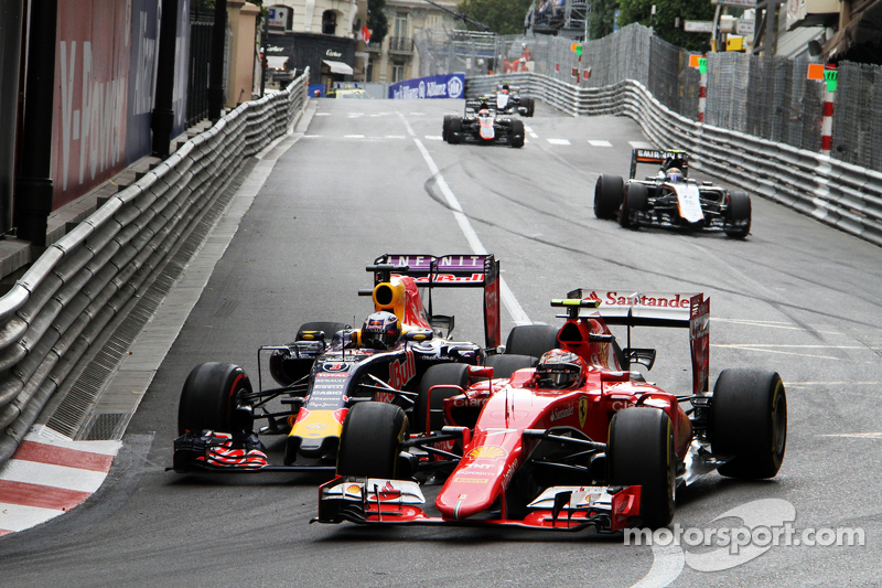 Kimi Raikkonen, Ferrari SF15-T, dan Daniel Ricciardo, Red Bull Racing RB11 battle for position