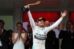 El ganador Nico Rosberg, Mercedes AMG F1 celebra en el podio