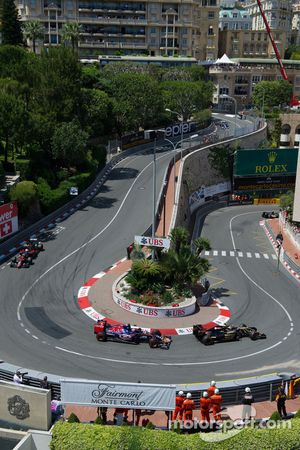 Пастор Мальдонадо, Lotus F1 E23 едет впереди Макса Ферстаппена, Scuderia Toro Rosso STR10
