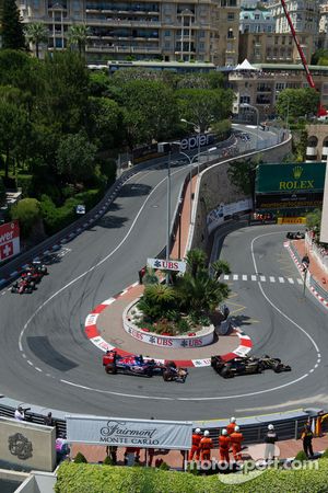 Pastor Maldonado, Lotus F1 E23 leads Max Verstappen, Scuderia Toro Rosso STR10