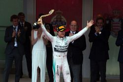 Победитель гонки - Нико Росберг, Mercedes AMG F1 празднует на подиуме