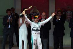 El ganador de la carrera, Nico Rosberg, Mercedes AMG F1 celebra en el podium