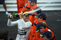 Racewinnaar Nico Rosberg, Mercedes AMG F1, viert feest op het podium