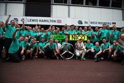 Race winner Nico Rosberg, Mercedes AMG F1 celebrates with the team