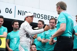 El ganador de la carrera, Nico Rosberg, Mercedes AMG F1 celebra con su equipo