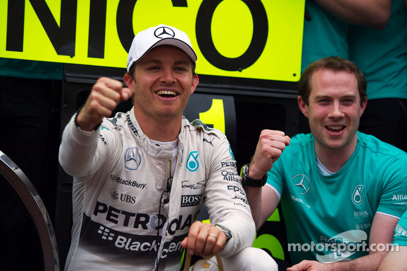 El ganador de la carrera, Nico Rosberg, Mercedes AMG F1 celebra con su equipo