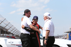 Тим Циндрик, Роджер Пенске и победитель гонки - Хуан-Пабло Монтойя, Team Penske Chevrolet