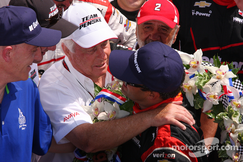 Race winner Juan Pablo Montoya, Team Penske Chevrolet with Roger Penske