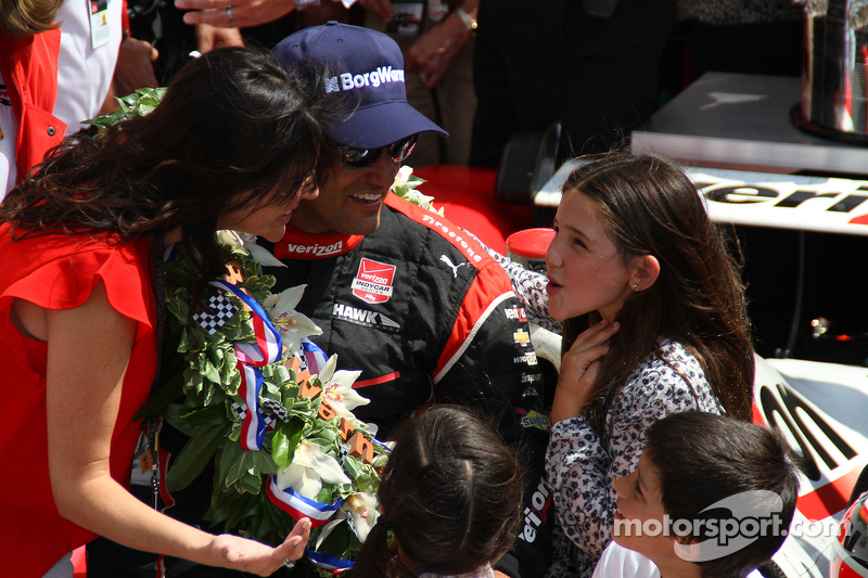El ganador de la carrera, Juan Pablo Montoya, Team Penske Chevrolet, con su familia.
