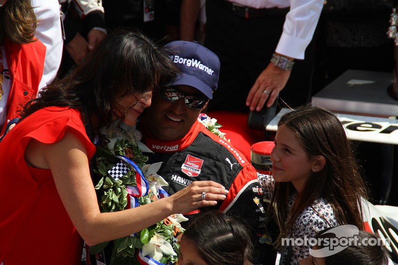 Race winner Juan Pablo Montoya, Team Penske Chevrolet with his family