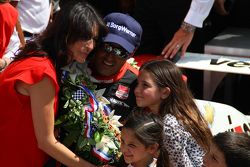 Race winner Juan Pablo Montoya, Team Penske Chevrolet with his family