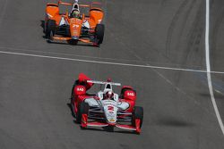 Juan Pablo Montoya, Team Penske Chevrolet with damage and Simona de Silvestro, Andretti Autosport Honda
