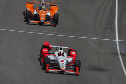 Поврежденная машина Хуана-Пабло Монтойи, Team Penske Chevrolet и Симона де Сильвестро, Andretti Auto