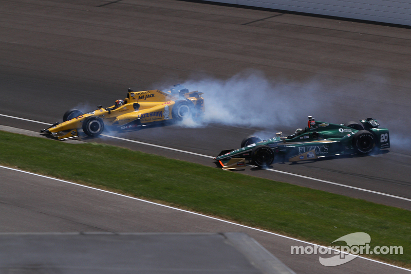 Oriol Servia, Rahal Letterman Lanigan Racing Honda and Ed Carpenter, CFH Racing Chevrolet crash